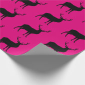 Zwarte droger op roze ompakpapier cadeaupapier (Hoek)