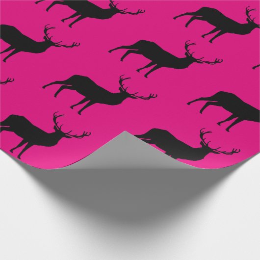 Zwarte droger op roze ompakpapier cadeaupapier (Hoek)