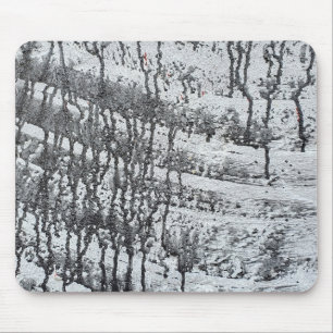 zwarte druppelaar op beton muismat