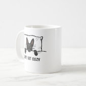 Zwarte Duitse herder hond verstopt in bed Koffiemok (Voorkant links)