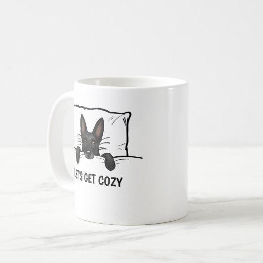 Zwarte Duitse herder hond verstopt in bed Koffiemok (Voorkant links)