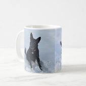 Zwarte Duitse Herder in de Sneeuw Twee Uitzichten, Koffiemok (Voorkant links)