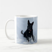 Zwarte Duitse Herder in de Sneeuw Twee Uitzichten, Koffiemok (Links)