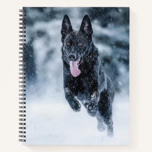 Zwarte Duitse herder in sneeuw Dekbedhoes Notitieboek