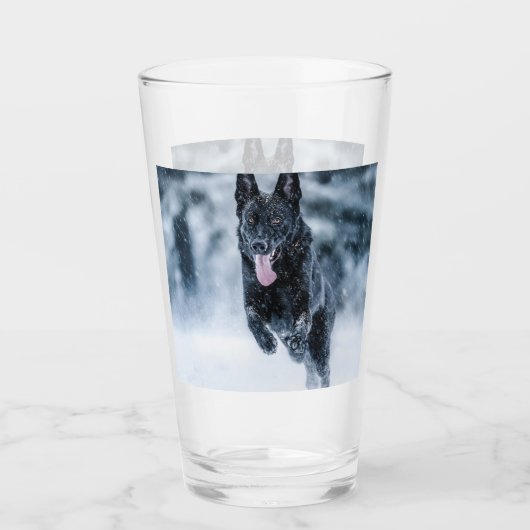 Zwarte Duitse herder in sneeuw Dekbedovertrek Glas (Voorkant)