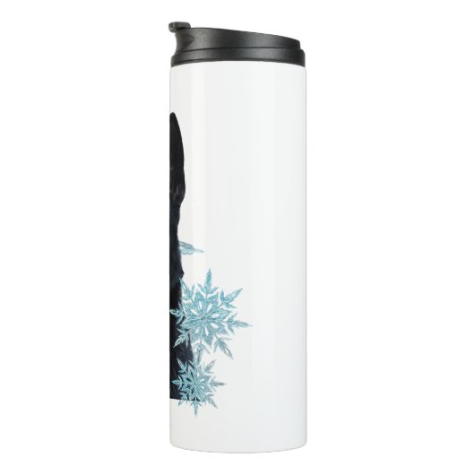 Zwarte Duitse herder in Snowflakes Thermosbeker (Geroteerd rechts)