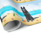 Zwarte Duitse Herdershond op Strand Cadeaupapier (Rol Hoek)