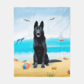 Zwarte Duitse Herdershond op Strand Fleece Deken (Voorkant)