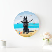 Zwarte Duitse Herdershond op Strand Grote Klok (Huis)