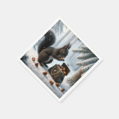 Zwarte eekhoorn saving eikels in portemonnee servet (Hoek)