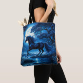 Zwarte eenhoorn in het bos in blauw maanlicht tote bag (Dichtbij)
