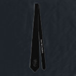 Zwarte Elegant gothische monogram naam Medieval Ty Stropdas<br><div class="desc">De zwarte Elegant Gothic Monogram Naam Medieval Typo stropdas die uw gepersonaliseerde initialen in het oude gothische middeleeuwse kalligrafiekmanuscript en douanenaam, viering, trouwparennamen of om het even welke douanetekst in verfijnde sans serif doopvont kenmerkt. Stijlvolle zwart-witkleuren die volledig aanpasbaar zijn in elke kleur. Heel klastig en elegant, perfect als cadeau...</div>
