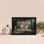 Zwarte elegante botanische foto eenvoudige Kerstmi Feestdagenkaart<br><div class="desc">Natuurlijke zwarte elegante botanische foto eenvoudige vrolijke script kerstkaart ontwerp.</div>