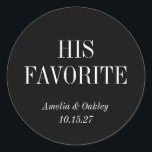 Zwarte elegante bruiloft gunst zijn favoriete gewo ronde sticker<br><div class="desc">Voeg een vleugje sophisticatie toe aan uw huwelijksgunsten met deze "Zijn Favoriete" aangepaste ronde sticker in klassiek zwart. Perfect voor het verzegelen van snoepjes tassen, gunstboxen of bedankcadeaus, deze gepersonaliseerde labels zijn voorzien van de namen van het paar en de trouwdatum. Ideaal voor elk huwelijksthema, deze slanke, elegante stickers zijn...</div>