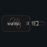 Zwarte Elegante Gepersonaliseerde Achternaam | Naa Bagagelabel<br><div class="desc">Zwarte Elegante Gepersonaliseerde Naam. U kunt ervoor kiezen om uw naam,  de naam van een geliefde of een speciale boodschap toe te voegen. Of het nu een hartelijk geschenk is voor iemand die u lief is of een persoonlijke traktatie,  de keuze is aan u.</div>