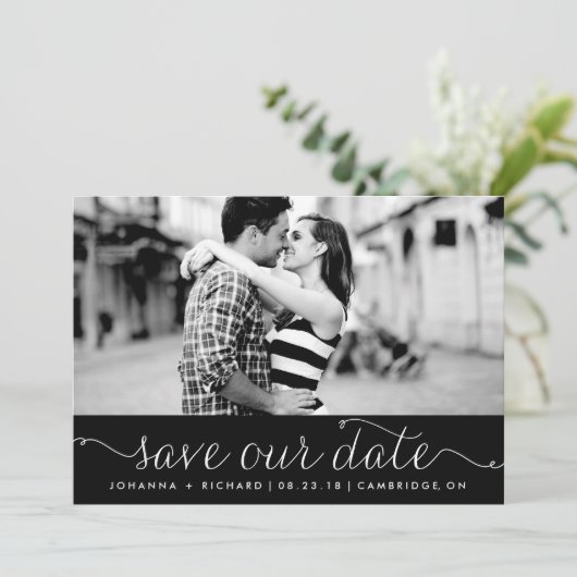 Zwarte elegante script Save Our Date-aankondiging Kaart (Staand voorkant)