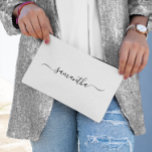 Zwarte Elegante Swash Handtekening Naam Etui<br><div class="desc">Maak je eigen gepersonaliseerde of monogram geborduurde print knip en naai make-uptas voor je bruidsmeisjes.
Pas de grootte of zwarte kleur van het moderne elegante swash handgeschreven kalligrafie schrift aan.
Verander de achtergrondkleur of tekstkleuren zodat ze passen bij je bruiloftspalet.</div>