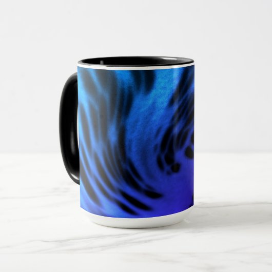 Zwarte en blauwe mok (Voorkant links)