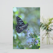 Zwarte en blauwe vlinder briefpapier (Staand voorkant)