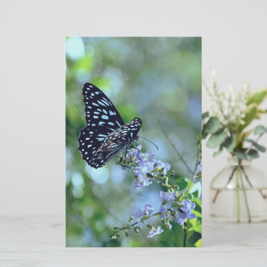 Zwarte en blauwe vlinder briefpapier (Staand voorkant)
