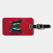 Zwarte en blauwe vlinder op rode muur bagagelabel (Voorkant horizontaal)