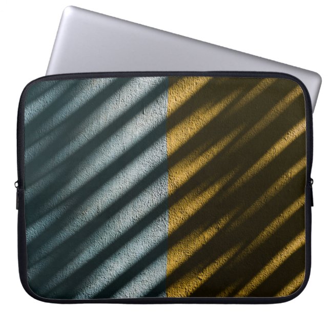 ZWARTE EN BROEIENDE GESRIPTE TEXTIEL LAPTOP SLEEVE (Voorkant)