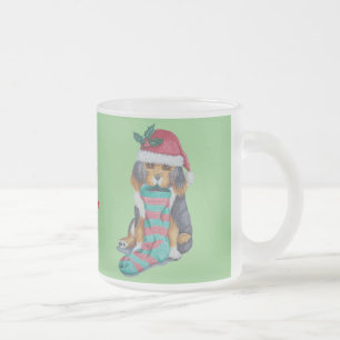 zwarte en bruine pup gekleed voor kerstmis matglas koffiemok