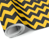 Zwarte en gele Chevron Zigzag Pattern Cadeaupapier (Rol Hoek)