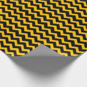 Zwarte en gele Chevron Zigzag Pattern Cadeaupapier (Hoek)