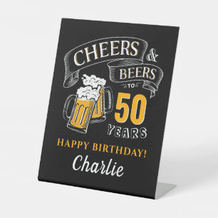 Zwarte en goudkaas en bier van elke leeftijd reclamebord met voetstuk