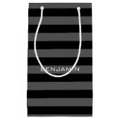 Zwarte en grijze ringstrepen met aangepaste naam klein cadeauzakje (Voorkant)