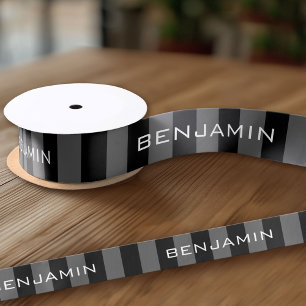 Zwarte en grijze ringstrepen met aangepaste naam satijnen lint