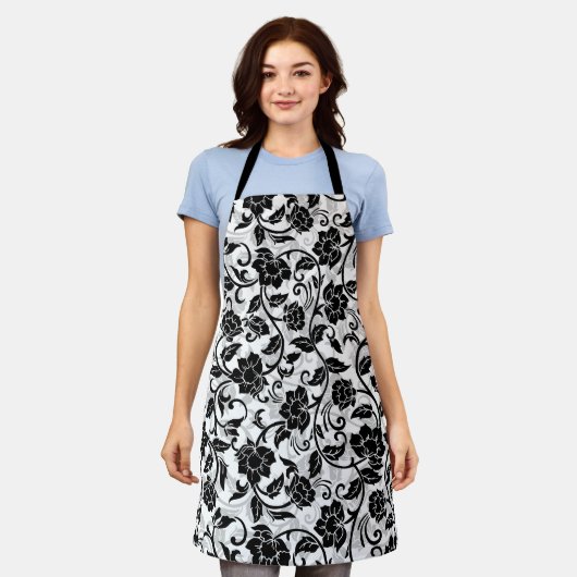 Zwarte en grijze wervelende bloemen schort (Gedragen)