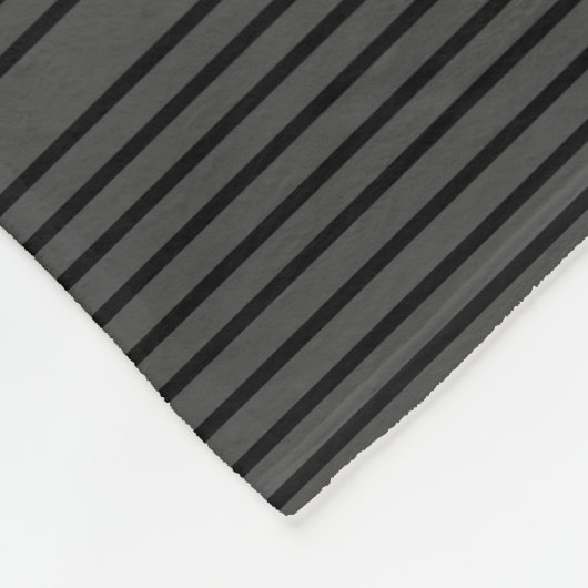 Zwarte en houtskoolgrijze streep fleece deken (Hoek)