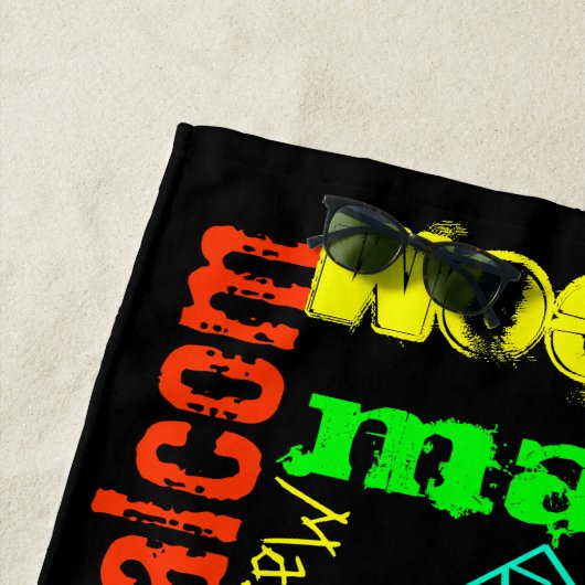 Zwarte en kleurrijke herhalingsnaam Collage Strandlaken (In situ)