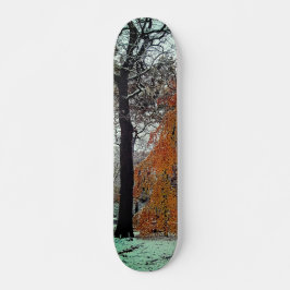 Zwarte en oranje bomen persoonlijk skateboard