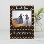 Zwarte en Oranje Folie Bat Halloween Wedding Save The Date (Staand voorkant)