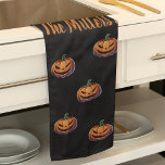 Zwarte en Oranje pompoen Halloween gepersonaliseer Theedoek<br><div class="desc">Voeg een vleugje spookachtige charme toe aan uw keuken met onze gepersonaliseerde keukenhanddoek met een feestelijk zwart en oranje pompoenontwerp! Perfect voor Halloween, deze handdoek is niet alleen functioneel, maar ook een heerlijke decoratie voor uw huis. Of je nu lekkernijen bakt of een Halloween-feest organiseert, het is het ideale accessoire...</div>