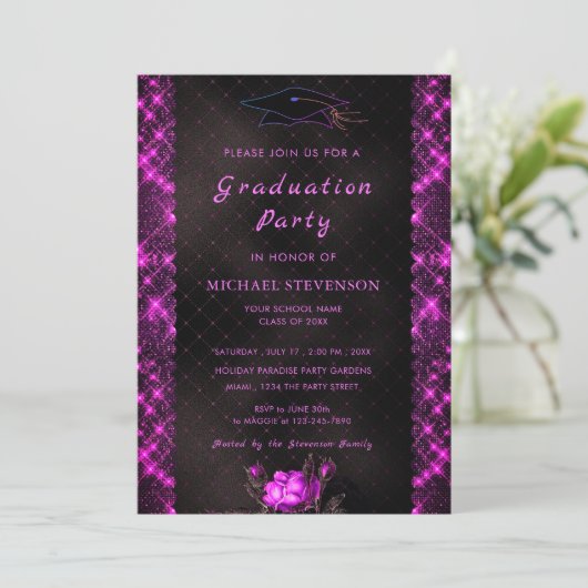 Zwarte en Paarse Afstuderen Uitnodiging Sjabloon (Staand voorkant)