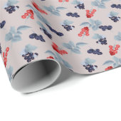 Zwarte en rode bes, blauwe bladeren op roze cadeaupapier (Rol Hoek)