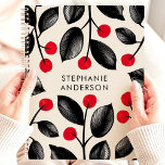 Zwarte en Rode Botanische Bessen Custom Name Planner<br><div class="desc">Dompel jezelf onder in een wereld van botanische schoonheid met deze boeiende planner. Fijne zwarte bladeren verstrengeld met levendige rode bessen, waardoor een ontwerp ontstaat dat zowel elegant als opvallend is. Stel je voor dat je je dromen en afspraken opschrijft te midden van deze symfonie van natuur. Personaliseer het met...</div>