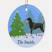 Zwarte en Tan Coonhound die kerstbomen decorteren Keramisch Ornament (Links)