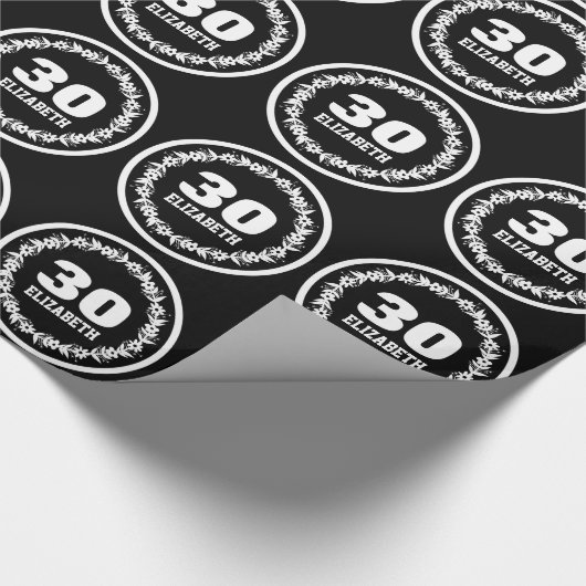 ZWARTE EN WHITE 30th Birthday Eigen naam V8 Cadeaupapier (Hoek)