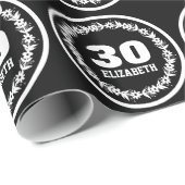 ZWARTE EN WHITE 30th Birthday Eigen naam V8 Cadeaupapier (Rol Hoek)