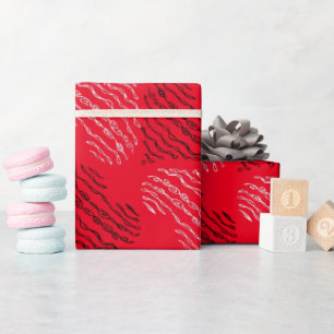Zwarte en witte alternatieve hartlijnen op rood cadeaupapier