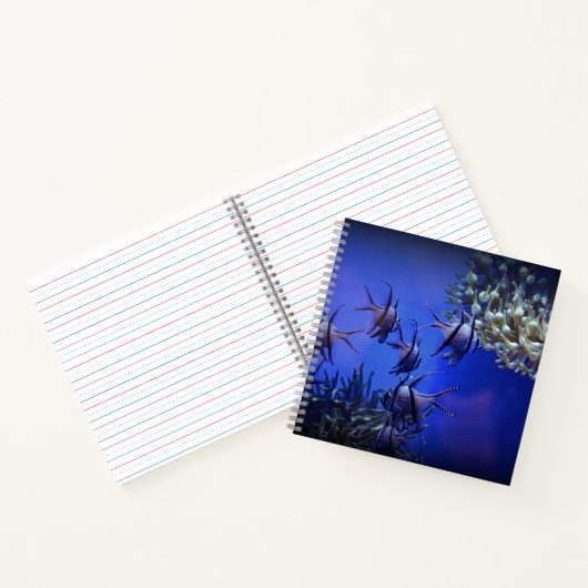 Zwarte en Witte Angelvis in het Deep Blue Zee Notitieboek (Binnen)