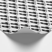 Zwarte en witte Baby voetafdrukken Cadeaupapier (Hoek)
