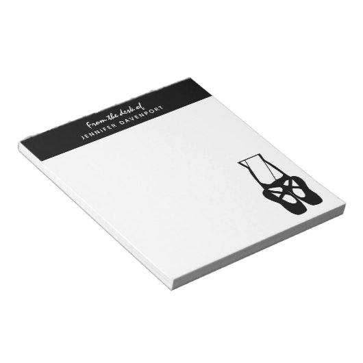 Zwarte en witte balletslippers en puntenpapier notitieblok (Schuin)