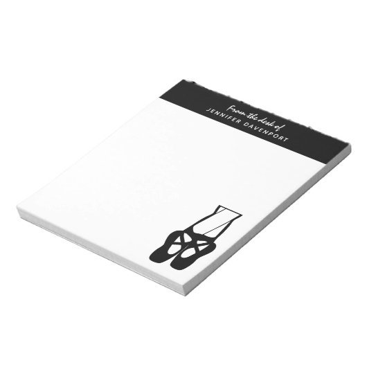 Zwarte en witte balletslippers en puntenpapier notitieblok (Linkerzijde)
