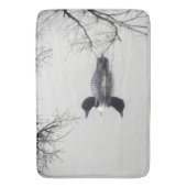 Zwarte en witte ballon op een meer Bathroom mat (Voorkant Verticaal)